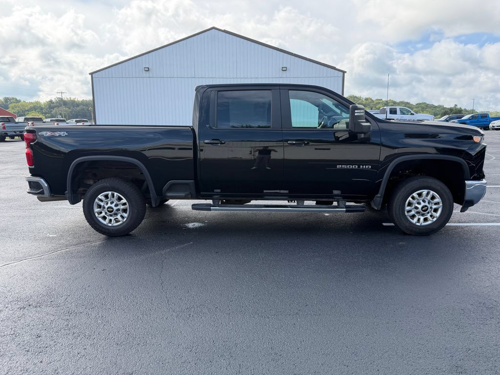 Used 2025 Chevrolet Silverado 2500 LT w/ Convenience Package AWD/4WD image 4