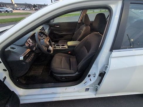 Used 2025 Nissan Altima 2.5 SV image 9