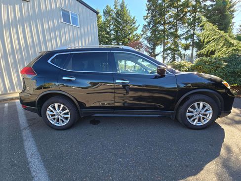 Used 2019 Nissan Rogue S image 2