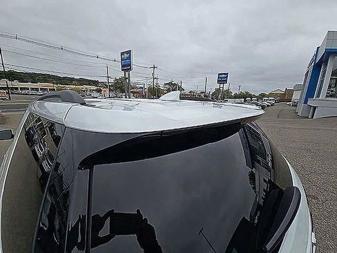 Used 2023 Chevrolet Traverse LT image 64