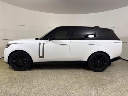 Used 2025 Land Rover Range Rover SE AWD/4WD image 2