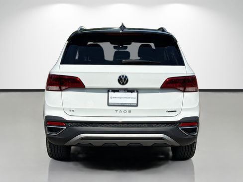 Used 2024 Volkswagen Taos SE w/ Panoramic Sunroof Package AWD/4WD image 4