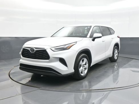 Used 2023 Toyota Highlander L FWD image 3