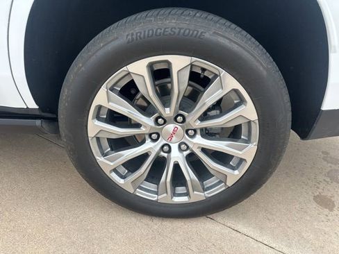 Used 2023 GMC Yukon Denali w/ Denali Reserve Package image 11