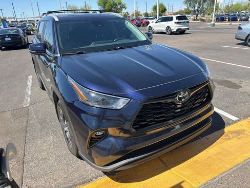 Used 2023 Toyota Highlander XLE image 3