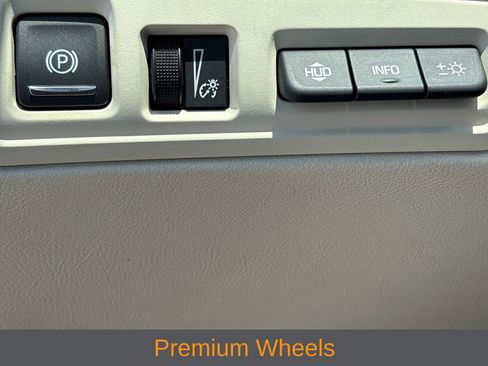 Used 2021 Cadillac XT5 Premium Luxury FWD image 8