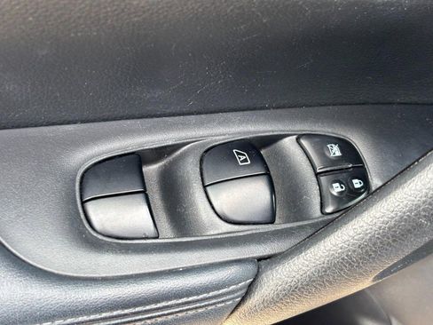 Used 2017 Nissan Rogue SV w/ SV Premium Package image 17