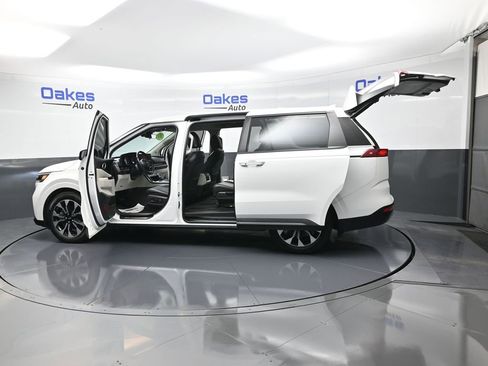 Used 2024 Kia Carnival EX image 57