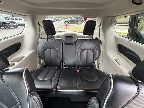 Certified 2024 Chrysler Pacifica Limited image 19