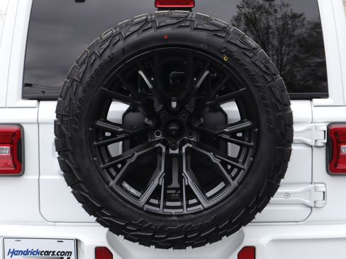 Used 2024 Jeep Wrangler Sahara image 33