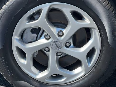 Used 2024 Chrysler Pacifica Limited w/ Uconnect Theater Family Group AWD/4WD image 9