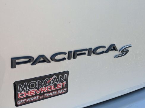 Used 2022 Chrysler Pacifica Limited w/ Uconnect Theater Family Group FWD image 14