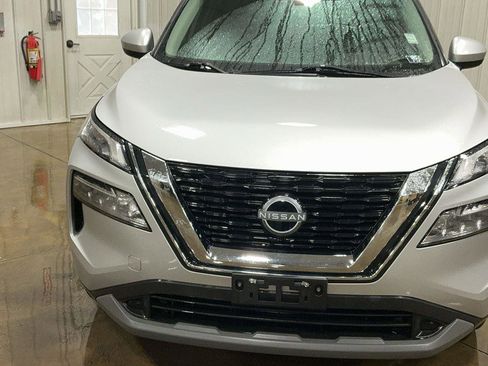 Used 2023 Nissan Rogue SV w/ SV Premium B Package image 2
