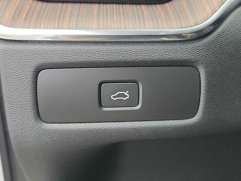 Certified 2023 Volvo XC60 B5 Plus w/ Climate Package image 22