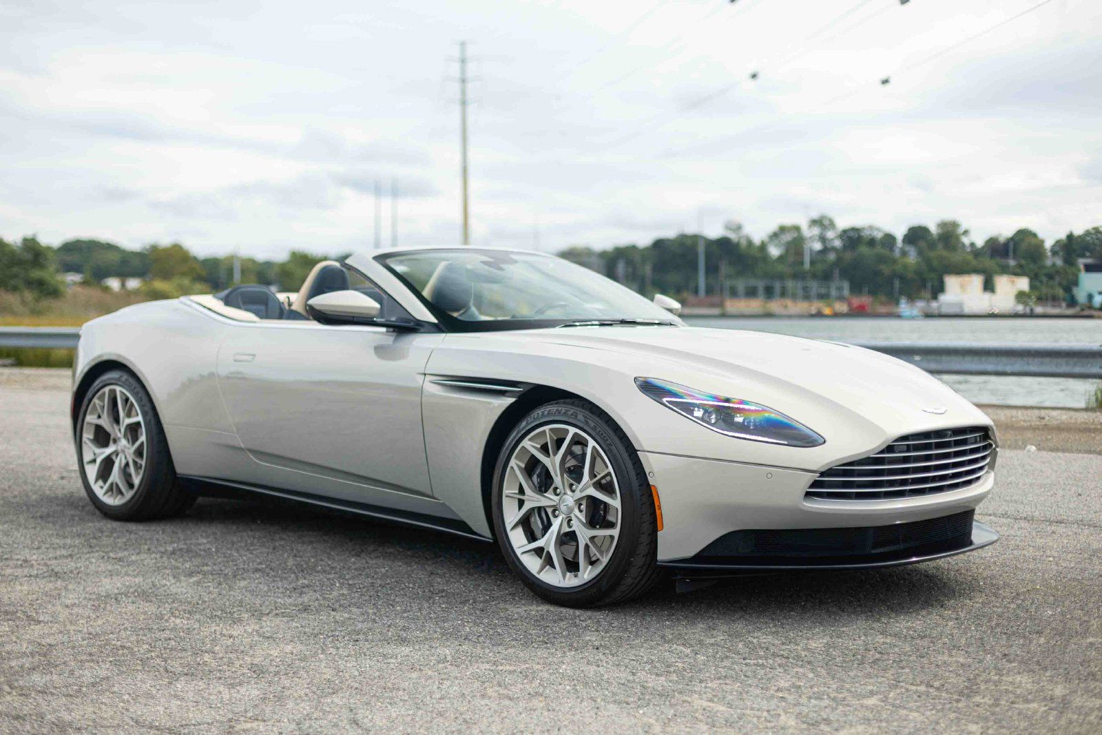 Used 2019 Aston Martin DB11 Volante RWD image 3