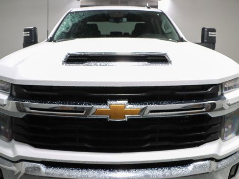 Used 2024 Chevrolet Silverado 2500 LT AWD/4WD image 4