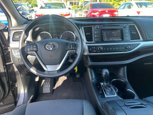 Used 2019 Toyota Highlander LE w/ Carpet Mat Package (TMS) FWD image 21