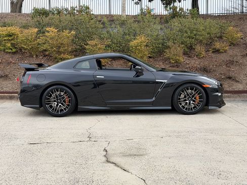 Used 2024 Nissan GT-R Premium w/ Floor Mat Package image 2