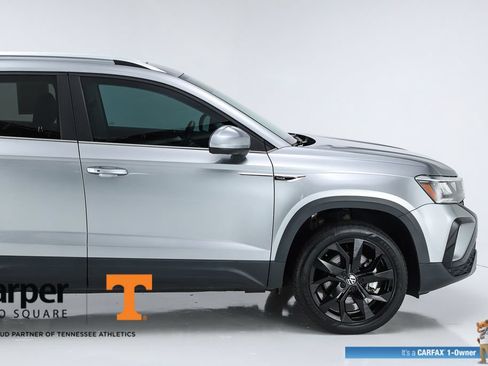 Used 2023 Volkswagen Taos SE w/ Panoramic Sunroof Package FWD image 12