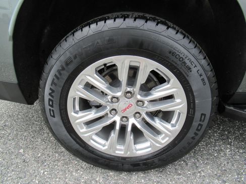 Used 2024 GMC Yukon XL SLT w/ SLT Premium Package AWD/4WD image 8