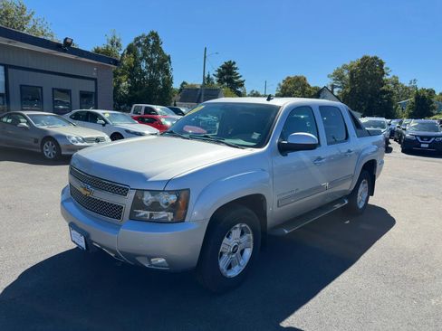 Used 2010 Chevrolet Avalanche LT w/ Luxury Package image 2