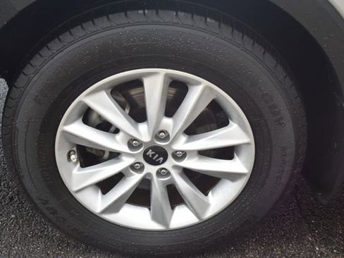 Used 2019 Kia Sorento LX image 46