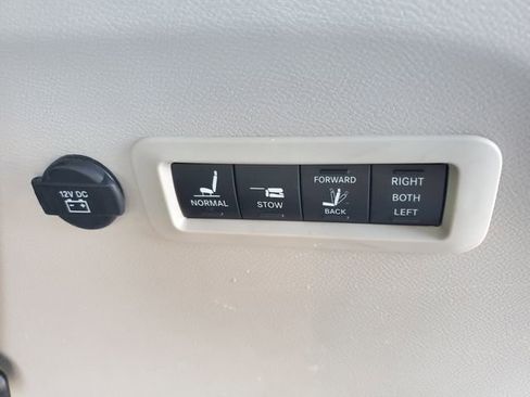 Used 2024 Chrysler Pacifica Limited w/ Uconnect Theater Family Group image 34