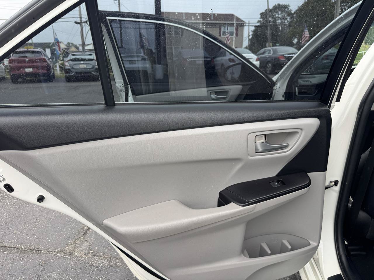 Used 2015 Toyota Camry SE FWD image 12