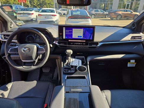 Used 2025 Toyota Sienna XSE image 20