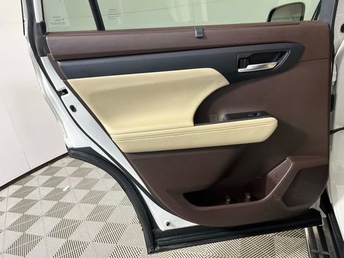Used 2020 Toyota Highlander XLE image 21