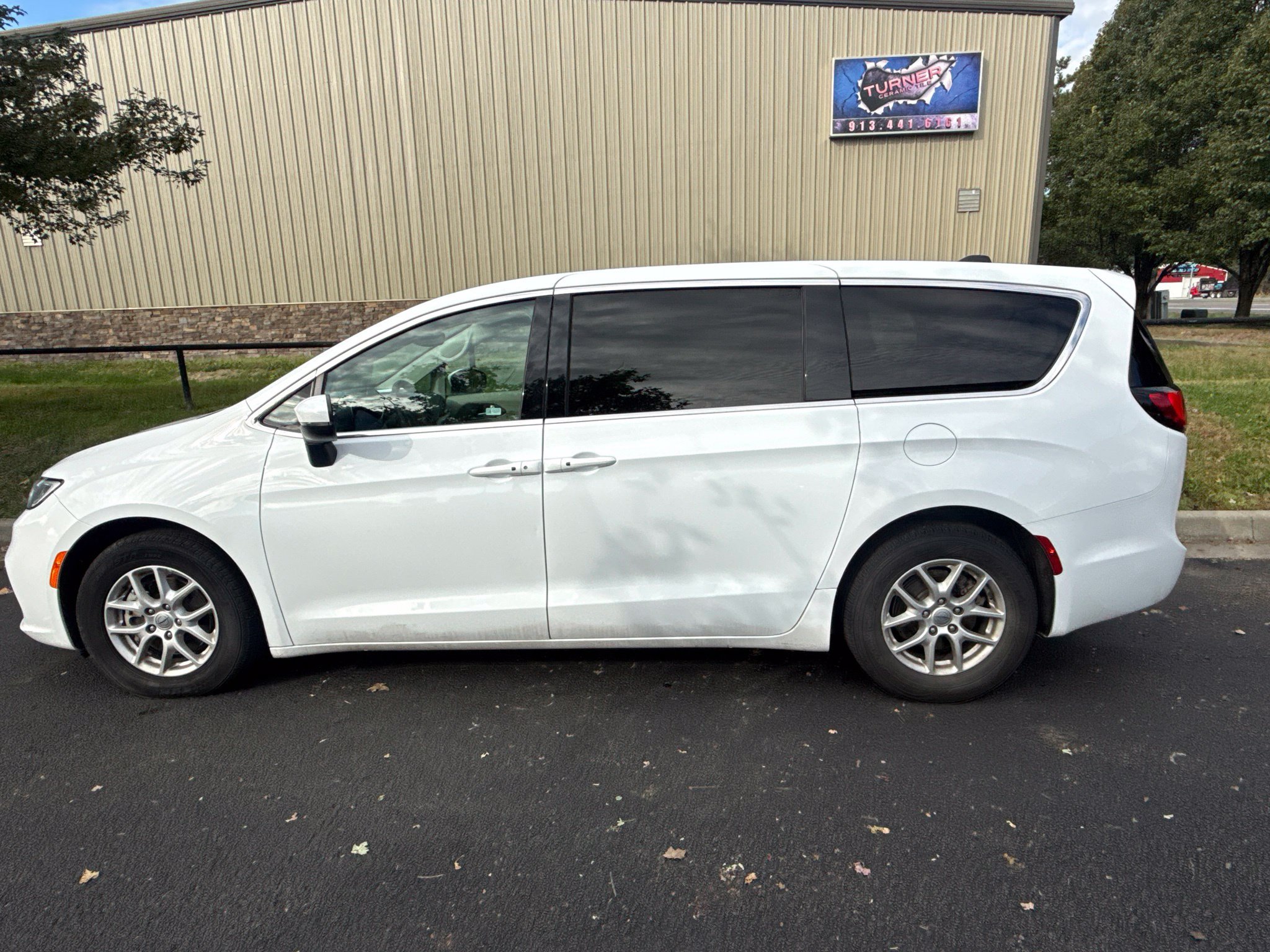 Used 2023 Chrysler Pacifica Touring-L FWD image 8