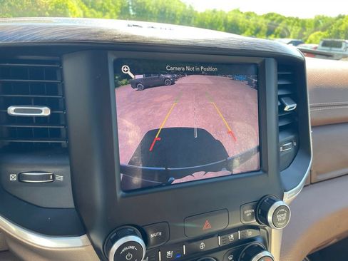 Used 2019 RAM 1500 Laramie AWD/4WD image 16