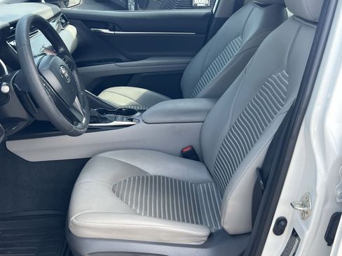 Used 2020 Toyota Camry SE w/ Sunroof Package FWD image 13