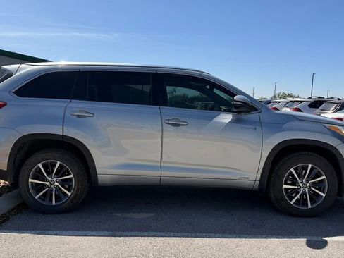 Used 2018 Toyota Highlander XLE image 3