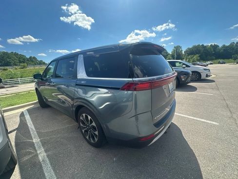 Used 2022 Kia Carnival EX FWD image 4