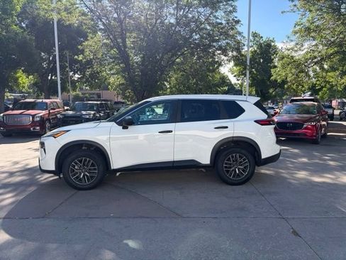 Used 2024 Nissan Rogue S AWD/4WD image 2