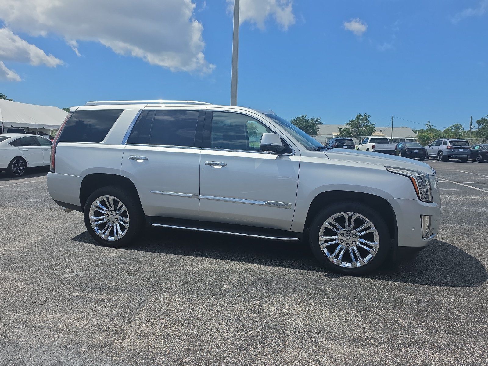 Used 2020 Cadillac Escalade Luxury w/ LPO, Radiant Package AWD/4WD image 2