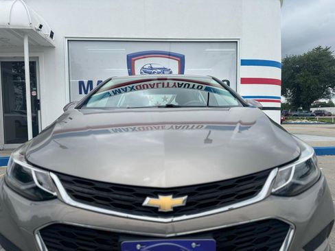 Used 2018 Chevrolet Cruze LT w/ Convenience Package FWD image 10