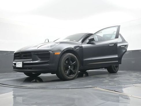 Certified 2023 Porsche Macan AWD/4WD image 31