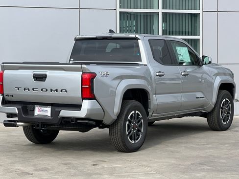 Used 2025 Toyota Tacoma TRD Sport AWD/4WD image 4