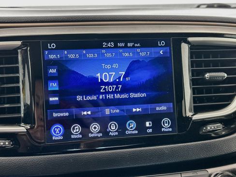 Used 2017 Chrysler Pacifica Touring Plus w/ Tire & Wheel Group FWD image 13