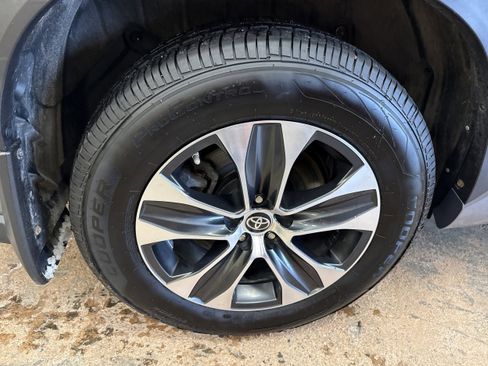 Used 2021 Toyota Highlander XLE image 12