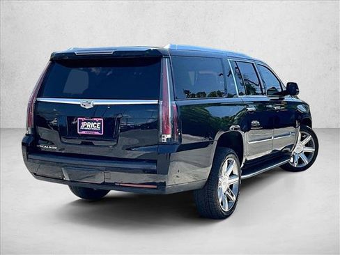 Used 2017 Cadillac Escalade ESV Luxury RWD image 2