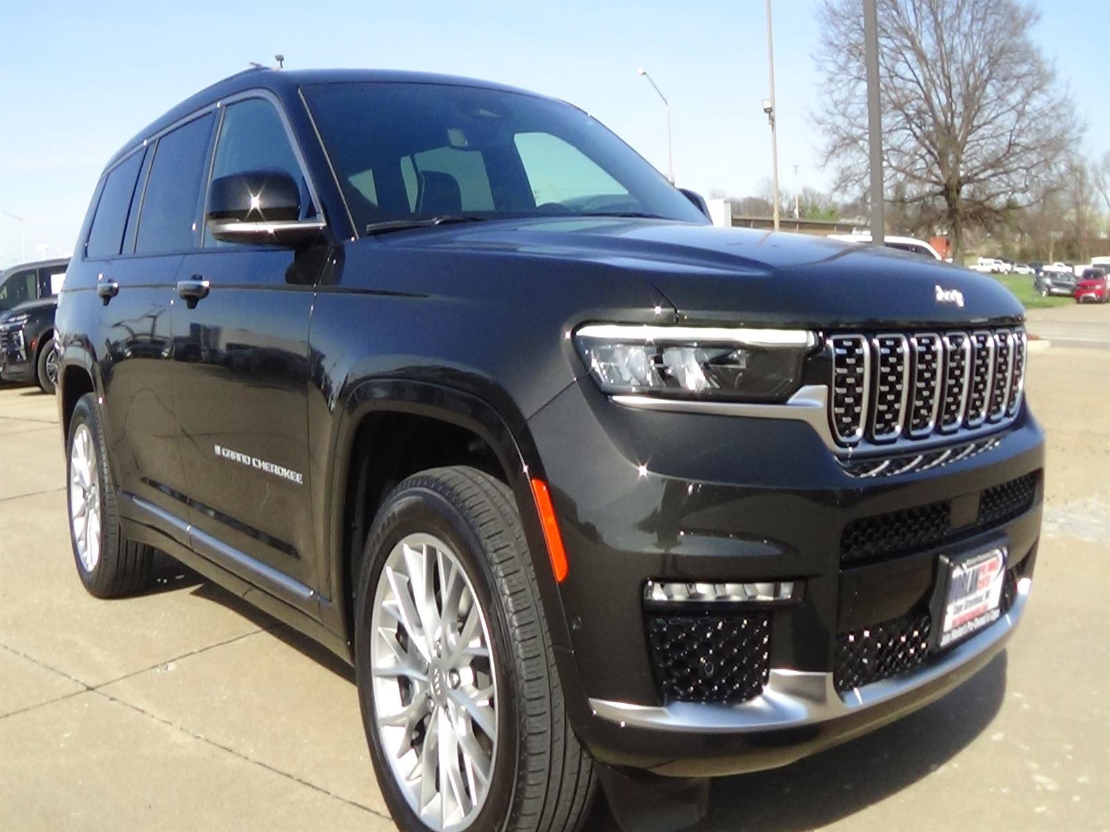 Certified 2024 Jeep Grand Cherokee L Summit w/ Luxury Tech Group V AWD/4WD image 4