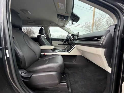 Used 2024 Kia Carnival EX image 10