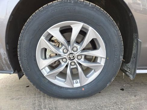 Used 2023 Toyota Sienna LE image 28