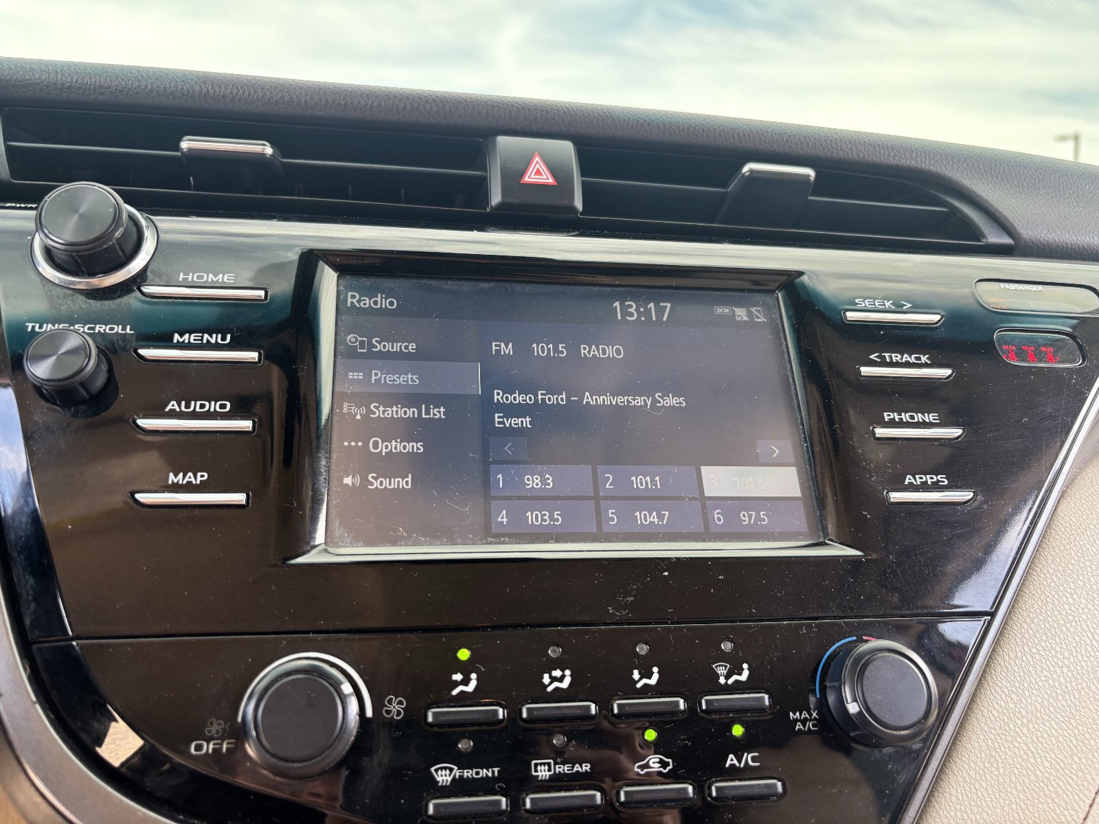 Used 2019 Toyota Camry LE w/ Carpet Mat Package FWD image 22