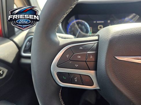 Used 2025 Chrysler Pacifica Select image 13