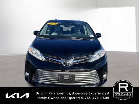 Used 2019 Toyota Sienna XLE image 2