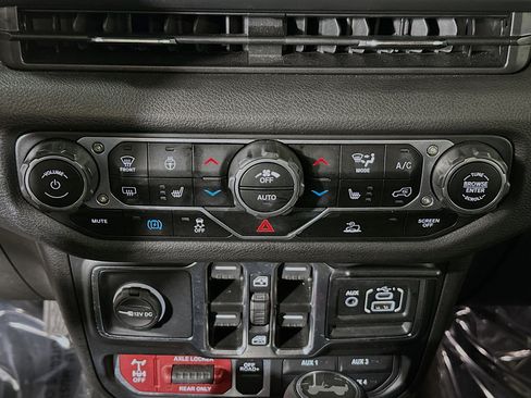 Used 2025 Jeep Wrangler Willys image 22